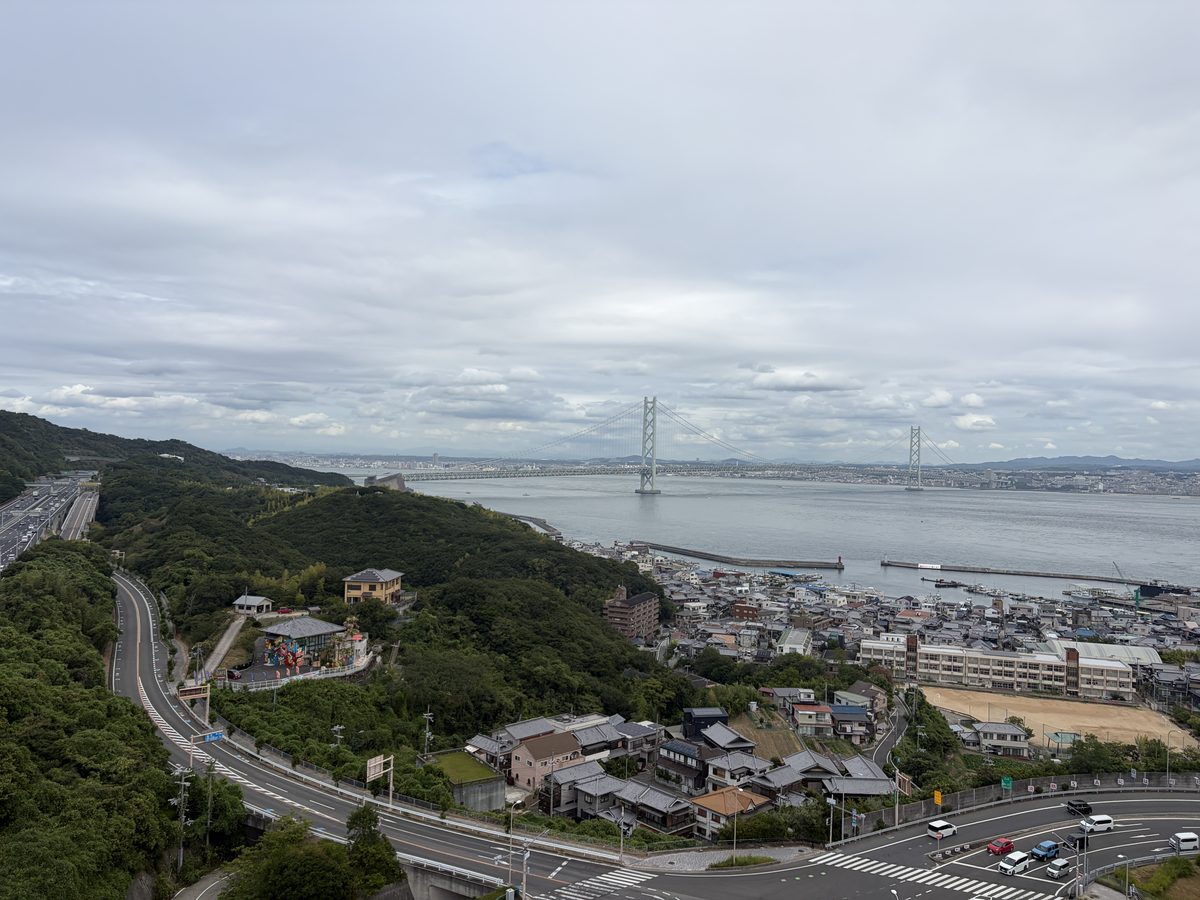 淡路SAの大観覧車から見た明石海峡大橋と岩屋の街