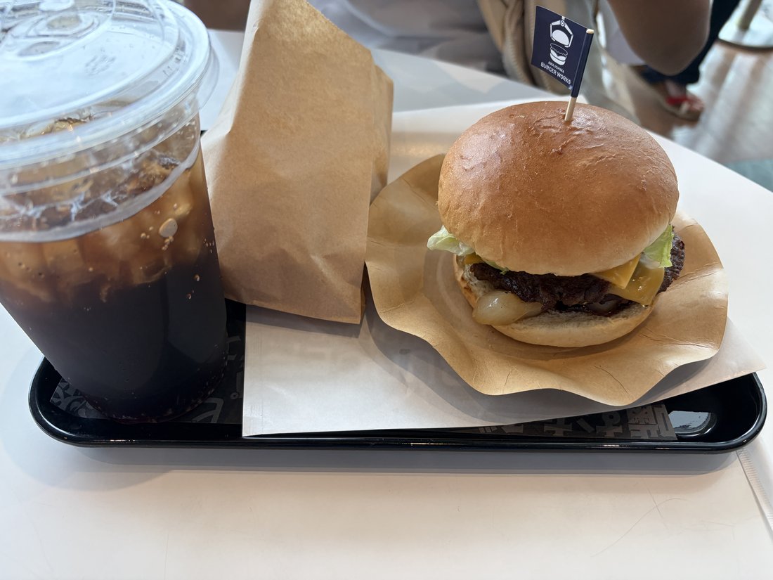 AWAJISHIMA BURGER WORKSの海側カウンター席