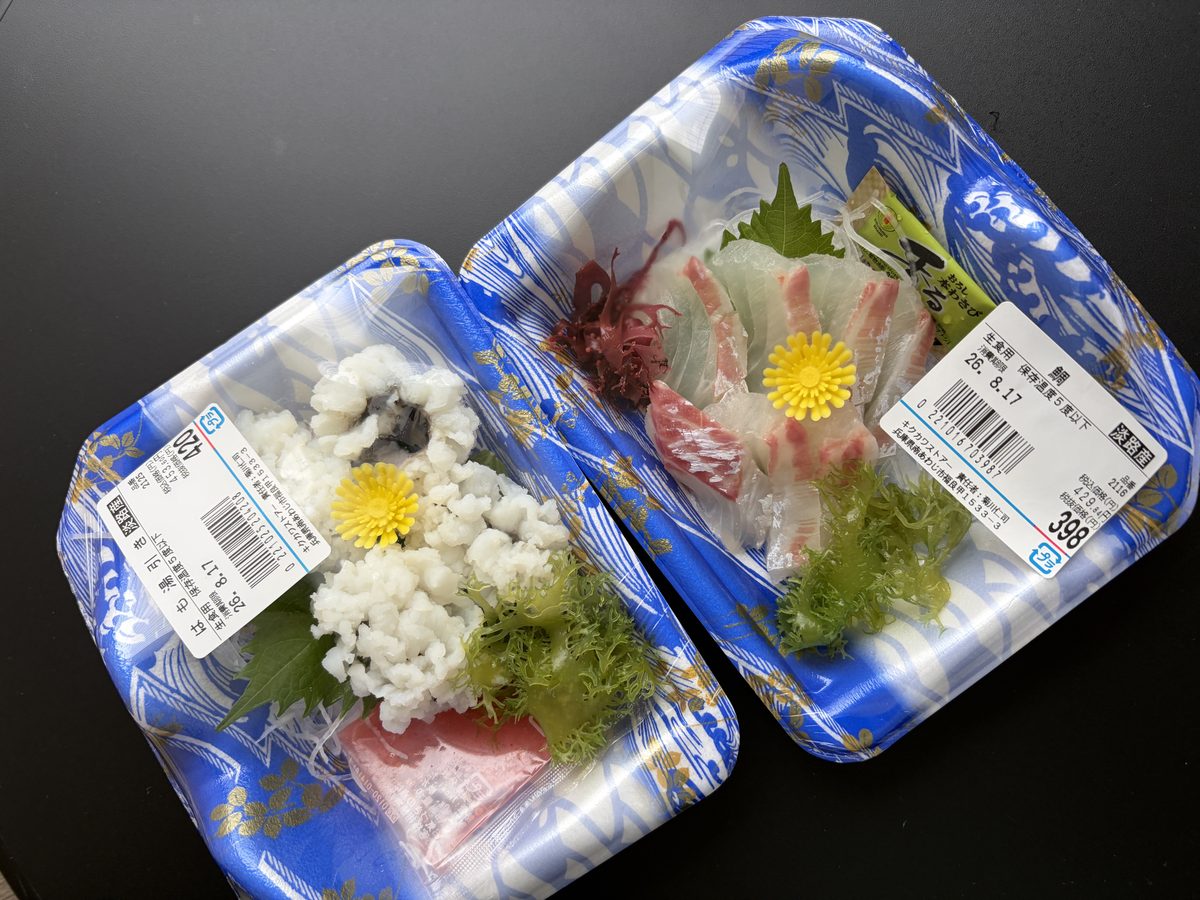 キクカワストアーの鱧の湯引き420円と鯛398円。どちらも淡路産
