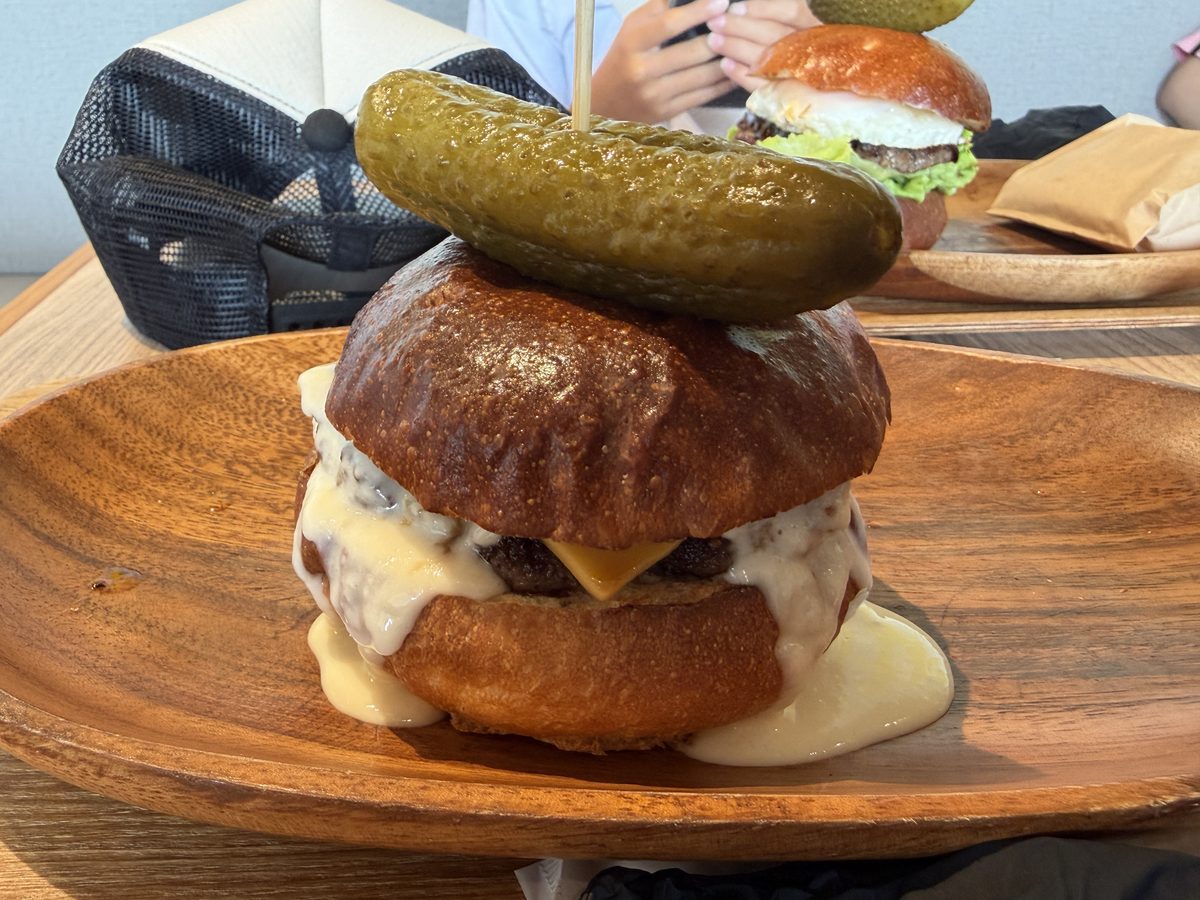 MAHOROBAのチーズバーガー。輪切りではないピクルスが串で立っている