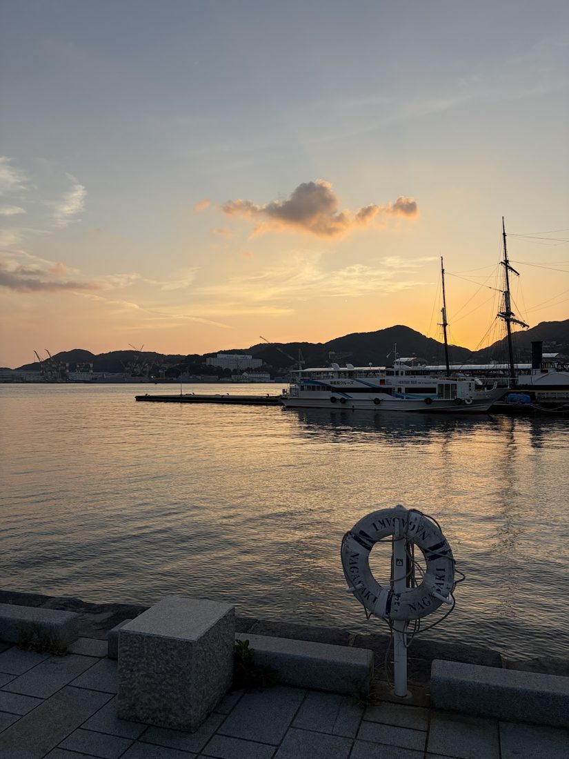 出島ワーフ付近から見た長崎港の夕景