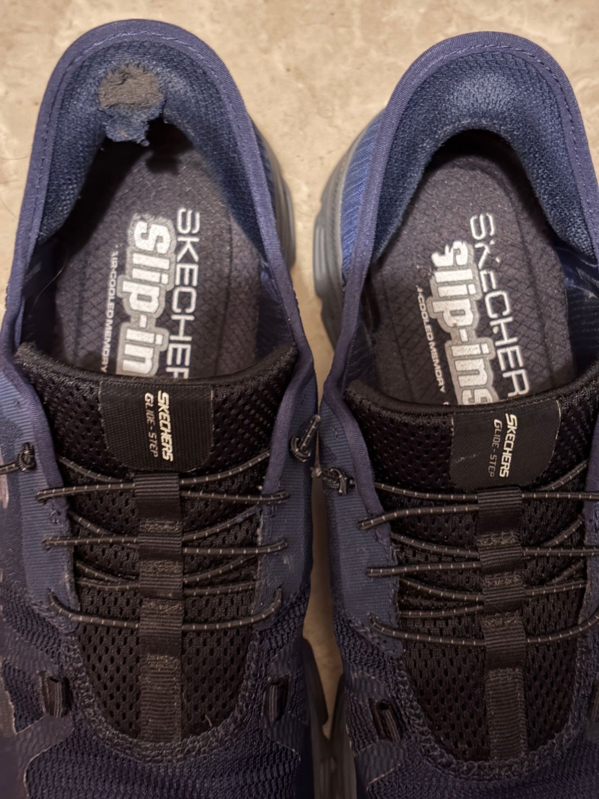Skechers Slip-ins のかかと内側が破れた様子（左足）