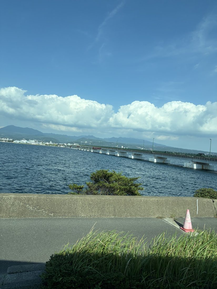 長崎空港から市内へ向かうバスの窓から見た大村湾